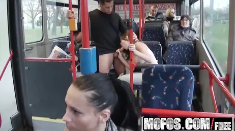 Het porr på bussen, resten av passagerarna är förvånade...!!