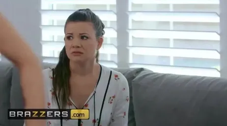 Que merda o namorado da mãe me dá, me deixa exausta pra caralho