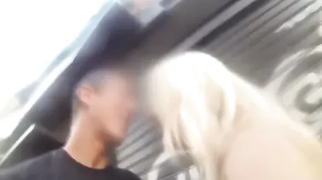 En elak och bystig mogen kvinna satte sig i taxin, hennes livs bästa åktur