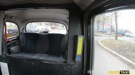 Outra vagabunda que entra no táxi e acaba transando com o taxista