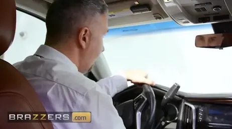 Damen suger förarens kuk i bilen, vilken upprördhet!!