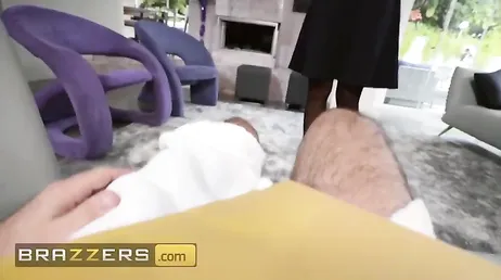 Il a eu un orgasme si brutal quand il lui a baisé le cul qu'il a pissé dessus