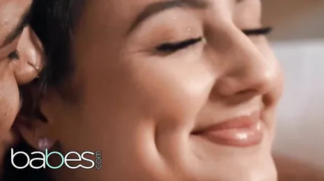 La latina Eliza Ibarra es de las que se calienta con facilidad...