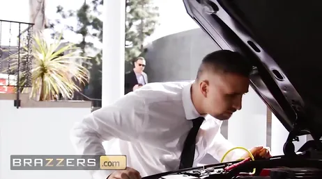 Essa vagabunda casada teve um caso com o motorista, muito forte!!