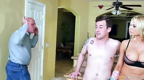 La donna delle pulizie in ginocchio che pulisce il pavimento, che stronza!!