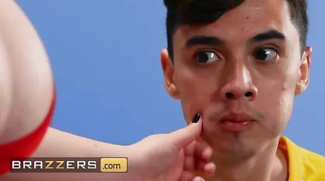 Ich werde den Sohn meines Freundes ficken, mit dem Ausschnitt, den ich trage, kann er mir nicht widerstehen