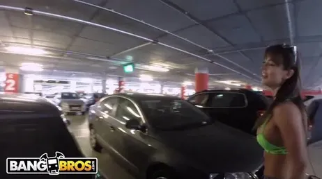 Couple baise dans le parking public de l'aéroport