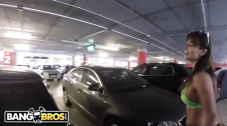 Couple baise dans le parking public de l'aéroport