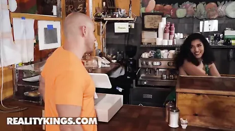 Innan han stängde baren gav han servitrisen ett gott knull