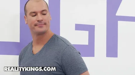 Elle a commencé à faire du Pilates nue mais l'instructeur ne s'en souciait pas trop...
