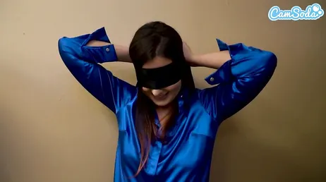 Sa belle-mère lui fait une branlette les yeux bandés sans savoir que c'est lui