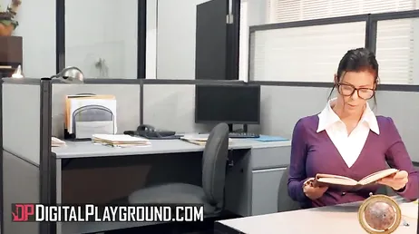 Ele compensa seus erros no trabalho com uma foda anal brutal
