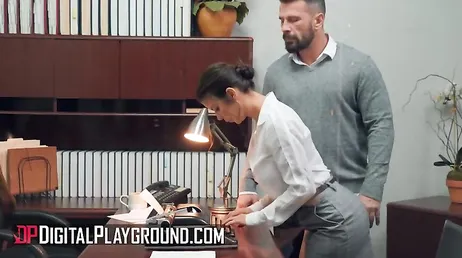 Ele compensa seus erros no trabalho com uma foda anal brutal