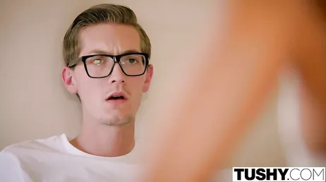 Alexa Tomas kunde inte missa sin analsexsession med Tushy