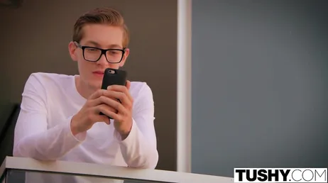 Alexa Tomas kunde inte missa sin analsexsession med Tushy