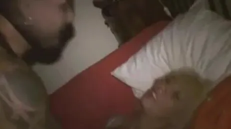 Mijn schoonzus laat zichzelf in haar slipje in slaap vallen, zodat ik haar hard kan neuken