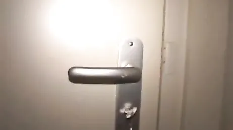 Mijn schoonzus laat zichzelf in haar slipje in slaap vallen, zodat ik haar hard kan neuken