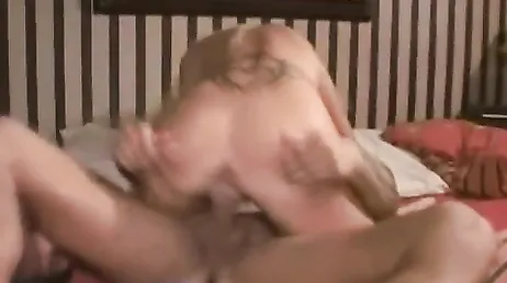 Mijn schoonzus laat zichzelf in haar slipje in slaap vallen, zodat ik haar hard kan neuken
