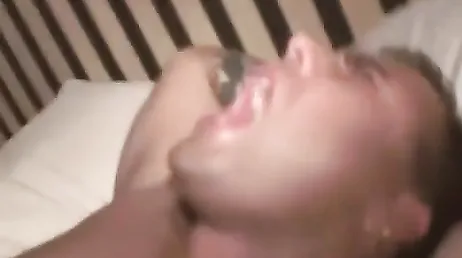 Mijn schoonzus laat zichzelf in haar slipje in slaap vallen, zodat ik haar hard kan neuken