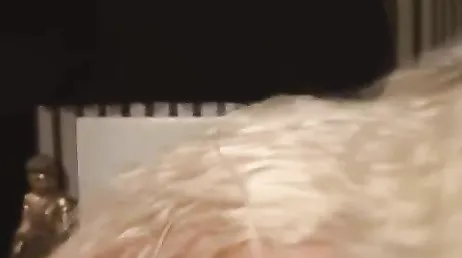 Mijn schoonzus laat zichzelf in haar slipje in slaap vallen, zodat ik haar hard kan neuken