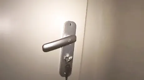 Mijn schoonzus laat zichzelf in haar slipje in slaap vallen, zodat ik haar hard kan neuken
