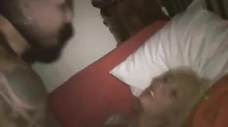 Mijn schoonzus laat zichzelf in haar slipje in slaap vallen, zodat ik haar hard kan neuken