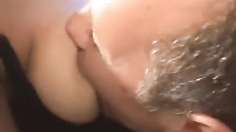 Las tetas de mi vecina latina son perfectas para una paja cubana
