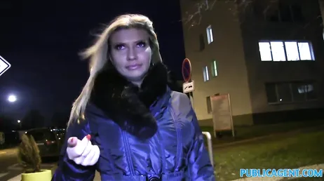 Il trouve un travesti dans la rue et lui propose beaucoup d'argent pour baiser