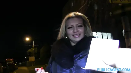 Il trouve un travesti dans la rue et lui propose beaucoup d'argent pour baiser