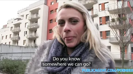 La donna matura che cerca i giovani per farsi scopare per strada