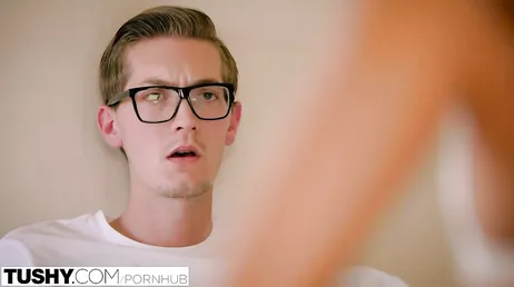 Alexa Tomas vill ha analt och låter nörden knulla henne