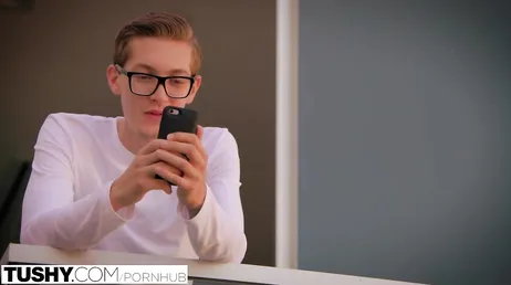 Alexa Tomas vill ha analt och låter nörden knulla henne
