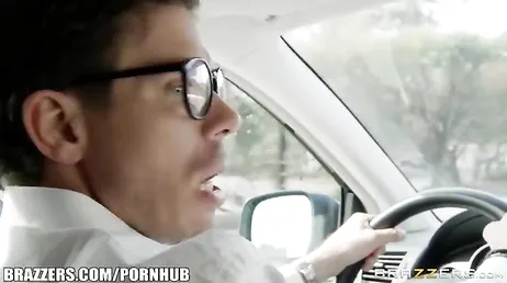 Min kusin retar mig i bilen med sin bh och stringtrosa