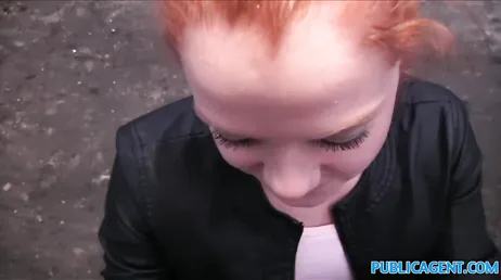 Redhead ger mig en bra avsugning i parken i utbyte mot €50