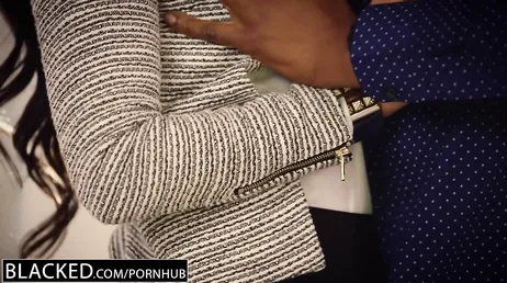 Alexa Tomas gosta de um pau negro no fundo da bunda