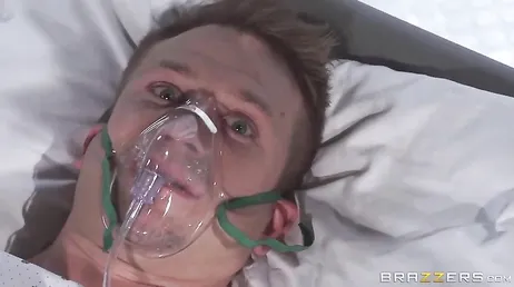 De verpleegster heeft pornofantasieën en neukt haar in haar dromen