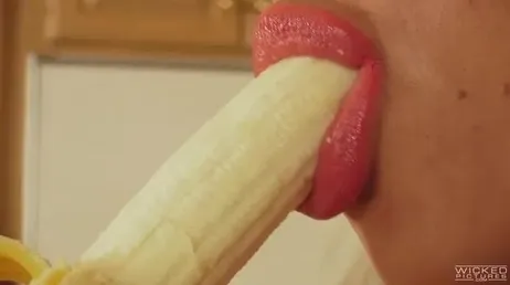 Min svägerska visar mig sin fitta och jag knullar henne hårt i köket