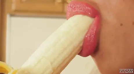 Min svägerska visar mig sin fitta och jag knullar henne hårt i köket