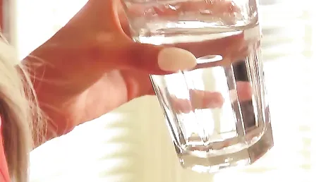 Min svägerska visar mig sin fitta och jag knullar henne hårt i köket