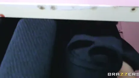 Noelle Easton aime se faire baiser dans un GloryHole sans trous