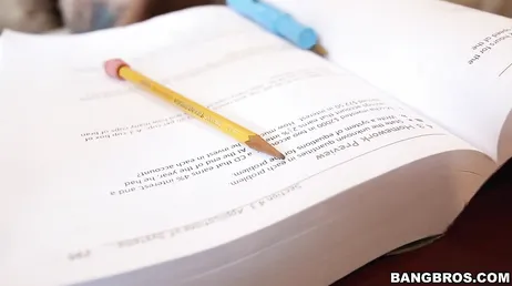 Moeder en dochter neuken in de wasruimte