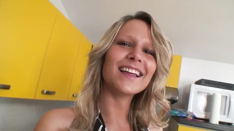 Ik verleid de Tsjechische serveerster en neem haar mee naar huis om te neuken