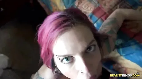 Tatuerad rödhårig väntar på mig i sängen så att jag kan knulla hennes fitta
