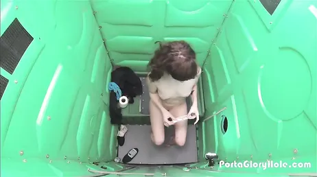 Draagbare toiletten hebben gaten waar pikken in kunnen