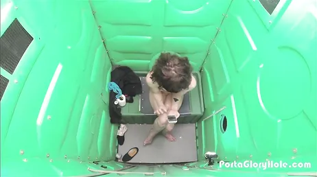 Draagbare toiletten hebben gaten waar pikken in kunnen