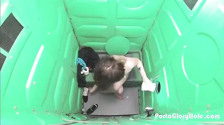 Draagbare toiletten hebben gaten waar pikken in kunnen