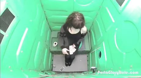 Draagbare toiletten hebben gaten waar pikken in kunnen