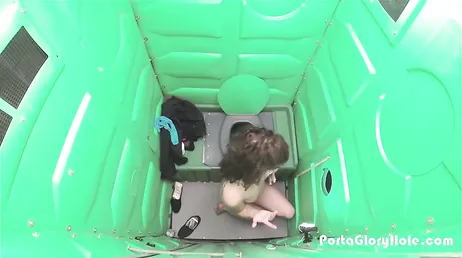 Draagbare toiletten hebben gaten waar pikken in kunnen