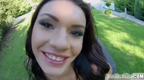 Scopata con l'attrice Kitana Lure nel giardino di casa e anale
