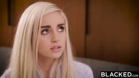 Dois galos pretos gigantes não são suficientes para Naomi Woods